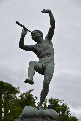 Statue de faune dansant au jardin du Lusembourg à Paris, France