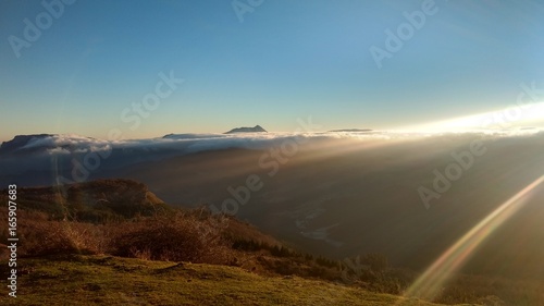 Amanecer en la monta  a