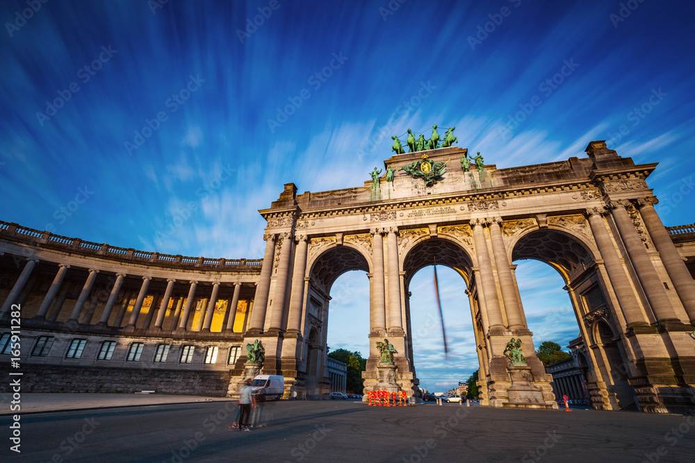 Obraz premium Dramatic view of the Triumphal Arch in Park Cinquantenaire in Brussels during sunset