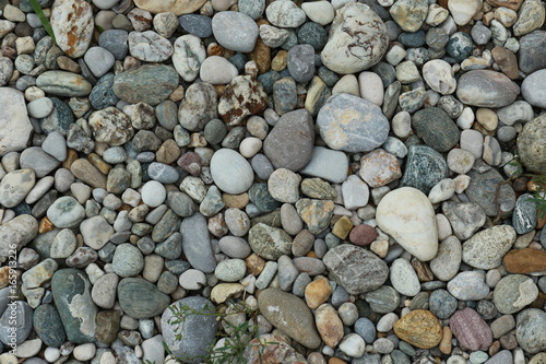 Graue Natur Kiesfläche mit verschiedenen Steinen