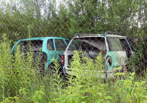 Tableau sur toile old abandoned rusty car, cars scrapyard