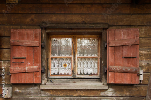 Fenster in Berghütte