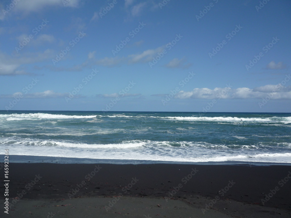 Schwarzer Sandstrand mit blauem Himmel auf Teneriffa Schwarzer Sandstrand mit blauem Himmel auf Teneriffa