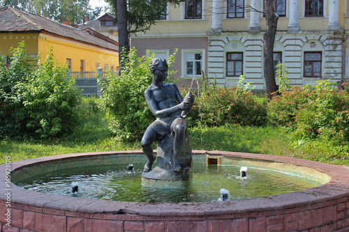 Фонтан-скульптура "Мальчик с рыбой" на Волжском бульваре в городе Кинешма