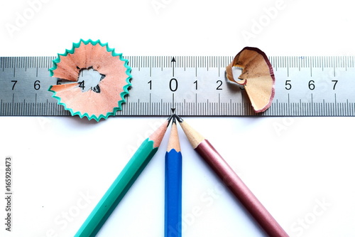 Slika na platnu sharp pencil pointing to the zero point on the ruler and sliver on white backgro
