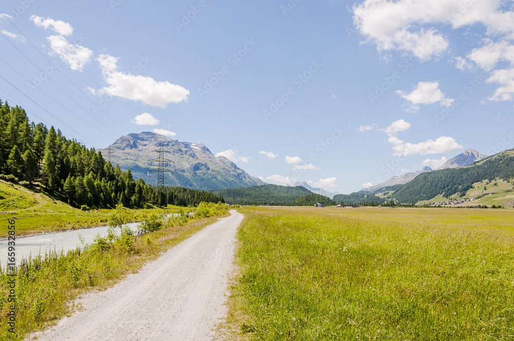 Naklejka premium Samedan, St. Moritz, Flaz, Fluss, Wanderweg, Engadin, Oberengadin, Alpen, Rosatschgruppe, Seenplatte, Graubünden, Sommer, Schweiz