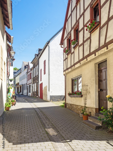 Gasse in der Altstadt von M  nstermaifeld in Rheinland-Pfalz