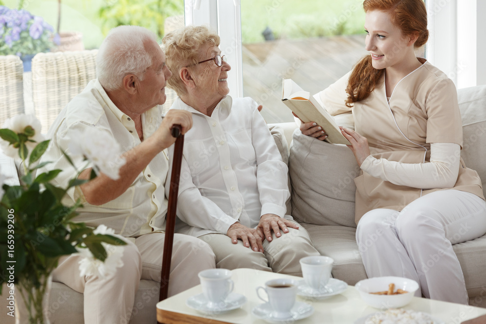 Obraz premium Pretty caregiver reads book