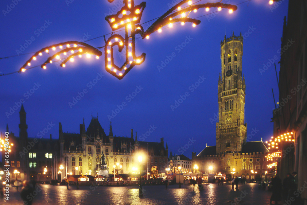 Fototapeta premium Dzwonnica w Christmas Bruges, Belgia