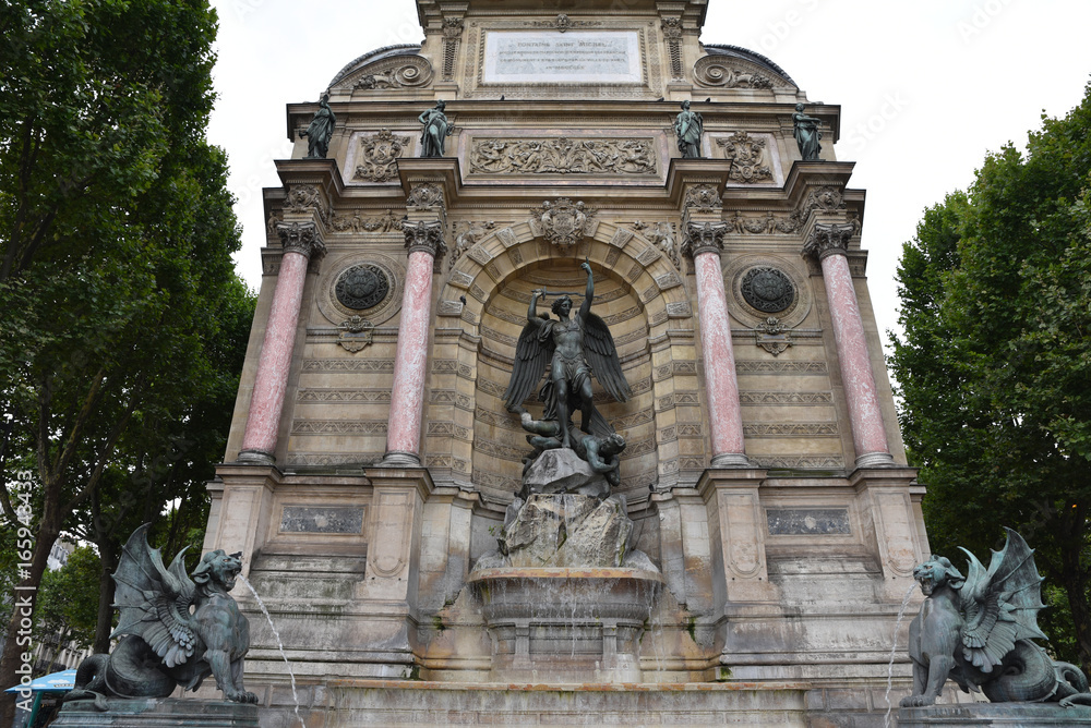 Statues de la fontaine Saint-Michel à Paris, France