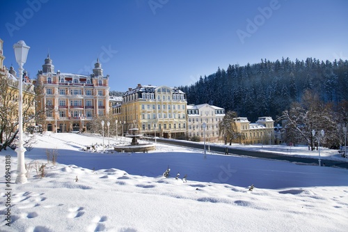 Fotografía Goethe square with snow - sunny winter day in Marianske Lazne (Marienbad) - grea