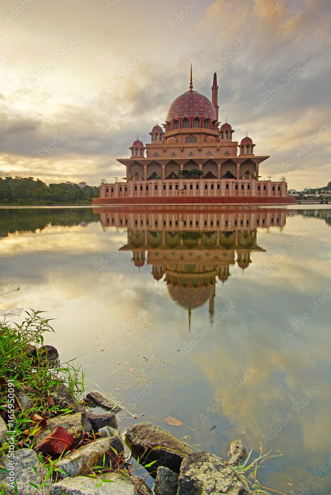 Fototapeta premium Breathtaking sunrise views with Putra Mosque, Putrajaya, Malaysia. Charming Islamic architecture.