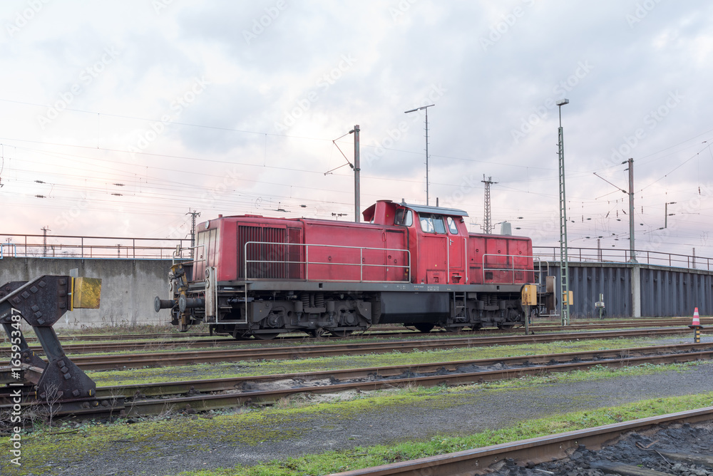 Lokomotive für den Güterverkehr im Bahnhof Lokomotive für den Güterverkehr im Bahnhof