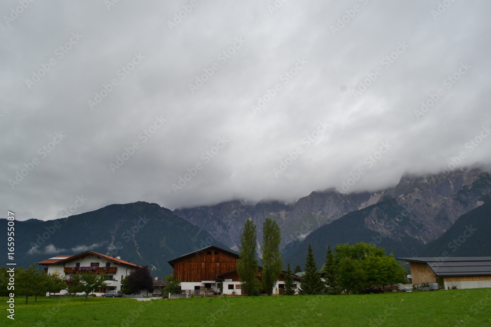 Berglandschaft in den Alpen mit Dorf