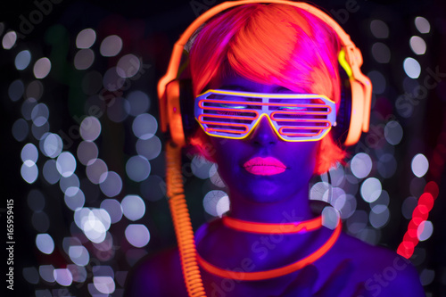 glow uv neon sexy disco female cyber doll robot electronic toy © Dan Talson