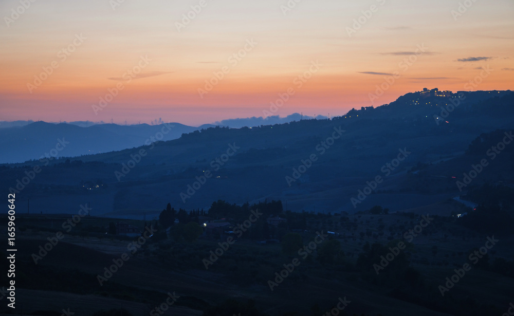 Malowniczy krajobraz po zachodzie słońca w Toskanii, Włochy
