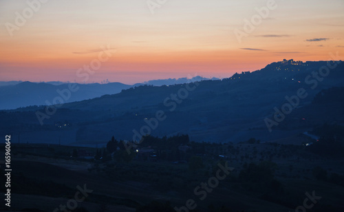 Malowniczy krajobraz po zachodzie słońca w Toskanii, Włochy   © Darios