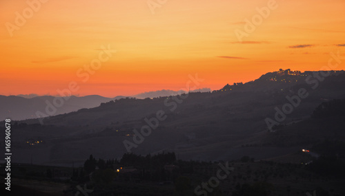 Malowniczy krajobraz po zachodzie słońca w Toskanii, Włochy 