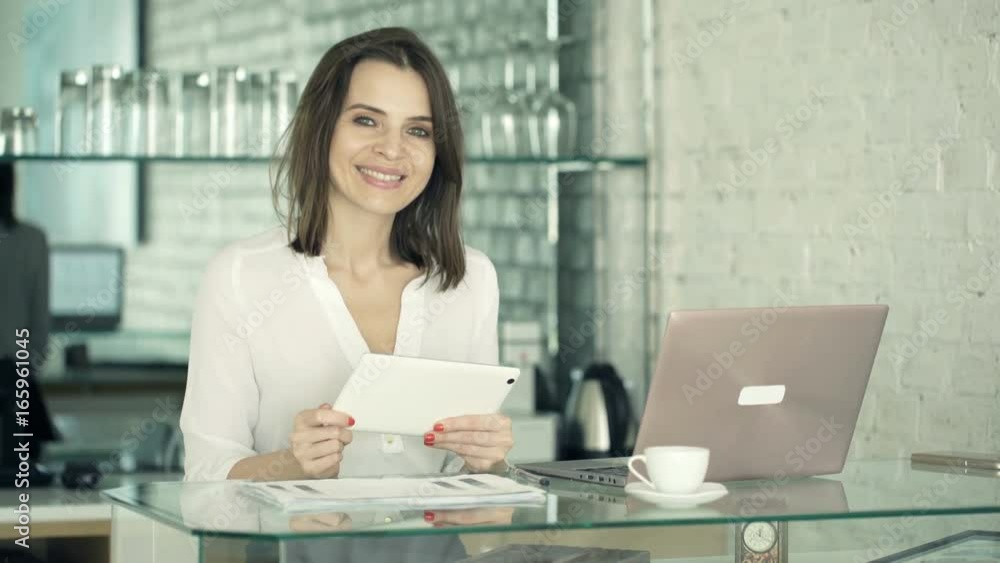 Portrait of happy businesswoman with tablet sitting in office
Portrait of happy businesswoman with tablet sitting in office