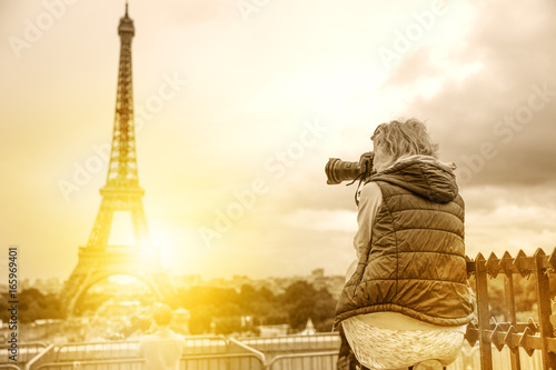 Canvas Print Professional photographer with camera on Place du Trocadero