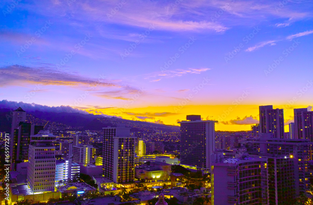 Obraz premium ハワイ 夜明け前のワイキキの街並み