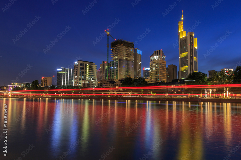 Naklejka premium widok Frankfurtu nad Menem nocą
