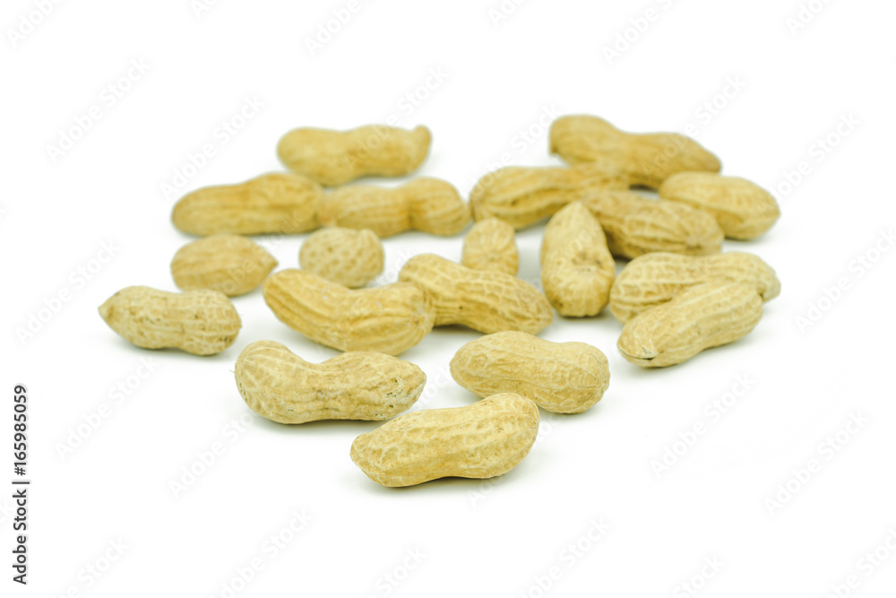 Obraz premium Arranged peanuts peeled and isolated on white background