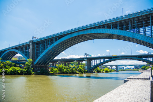 New York, Harlem River,Washington Bridge and Hamilton Bridge / New York Harlem River に架かるWashington Bridge とHamilton Bridge　更におくにHigh Bridge が見えます。 © chanman48