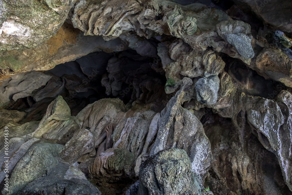 The structure of the ceiling and walls of the cave The structure of the ceiling and walls of the cave
