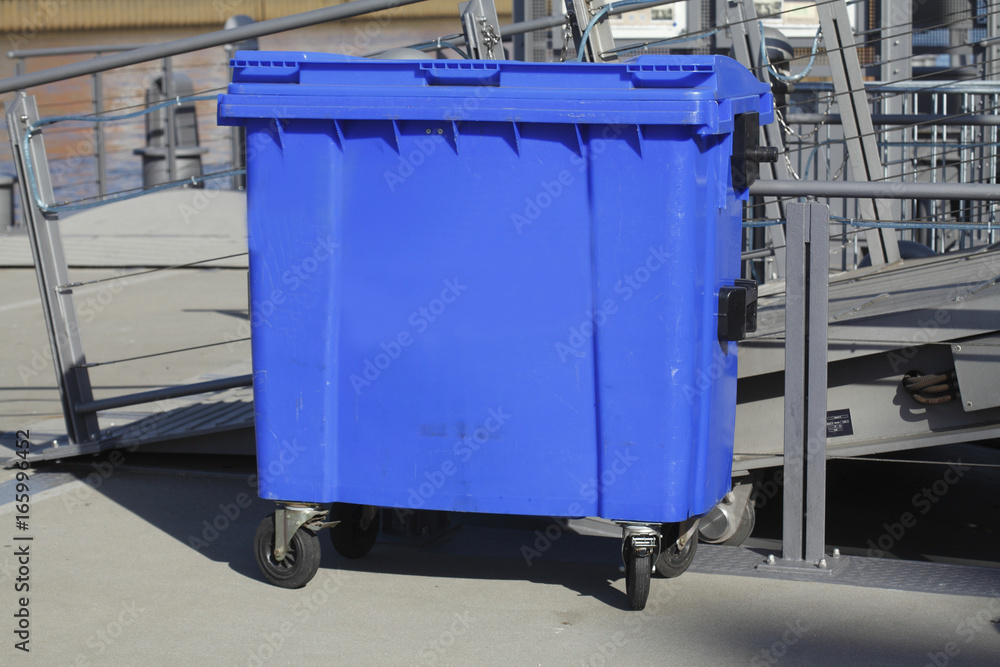 Blaue Tonne, Wertstofftonne für Altpapier Stock Photo | Adobe Stock