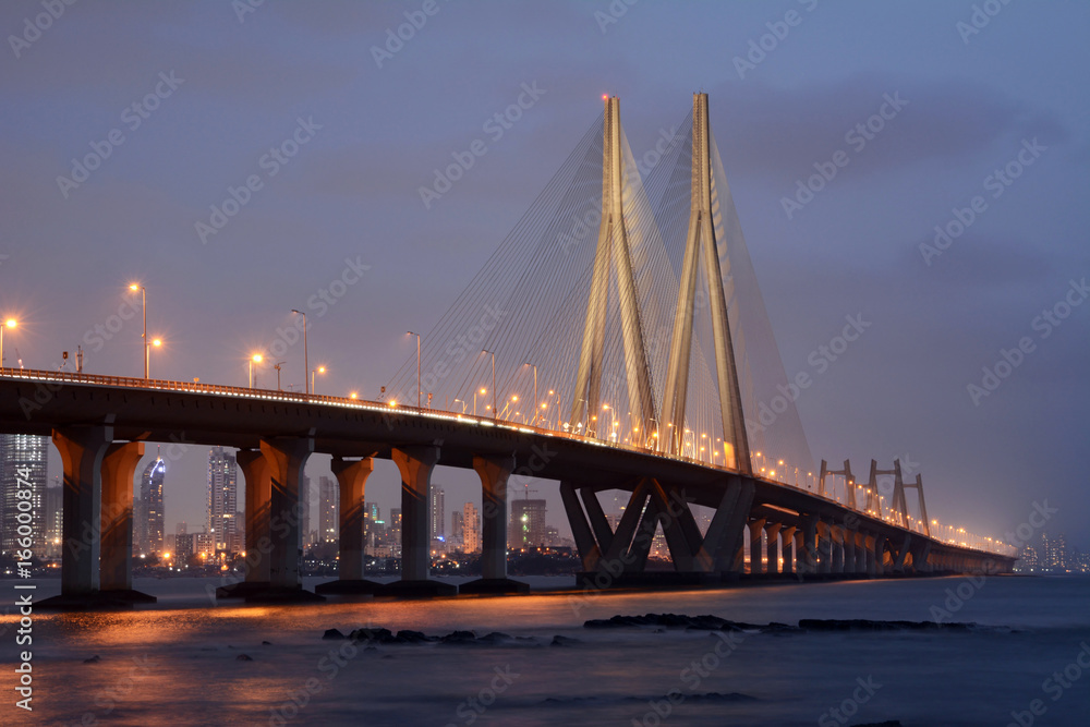 Fototapeta premium Bandra-Worli Sea Link, oficjalnie nazywany Rajiv Gandhi Sea Link, to most wantowy łączący Bandrę z Worli w Bombaju w Indiach.