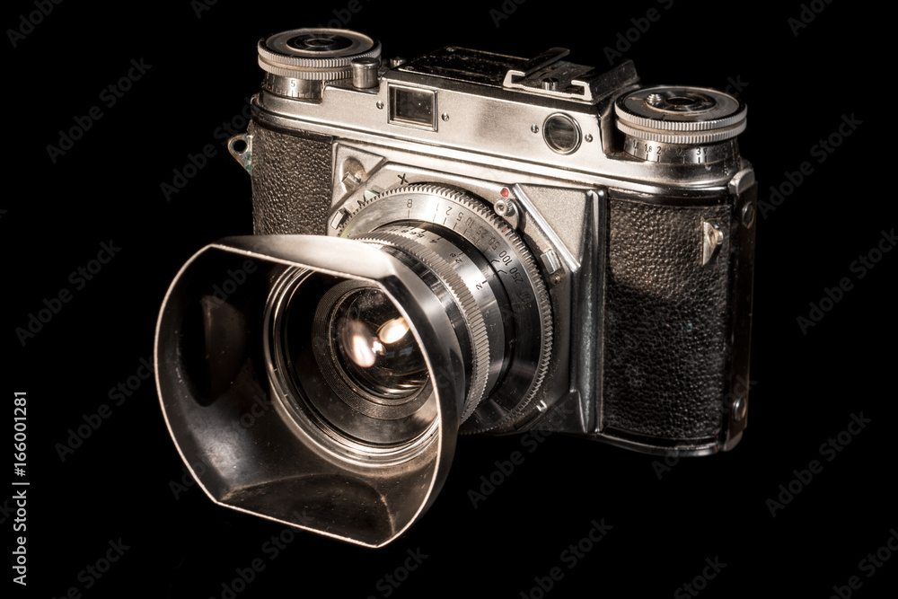Alter Fotoapparat freigestellt auf schwarz Stock-Foto | Adobe Stock