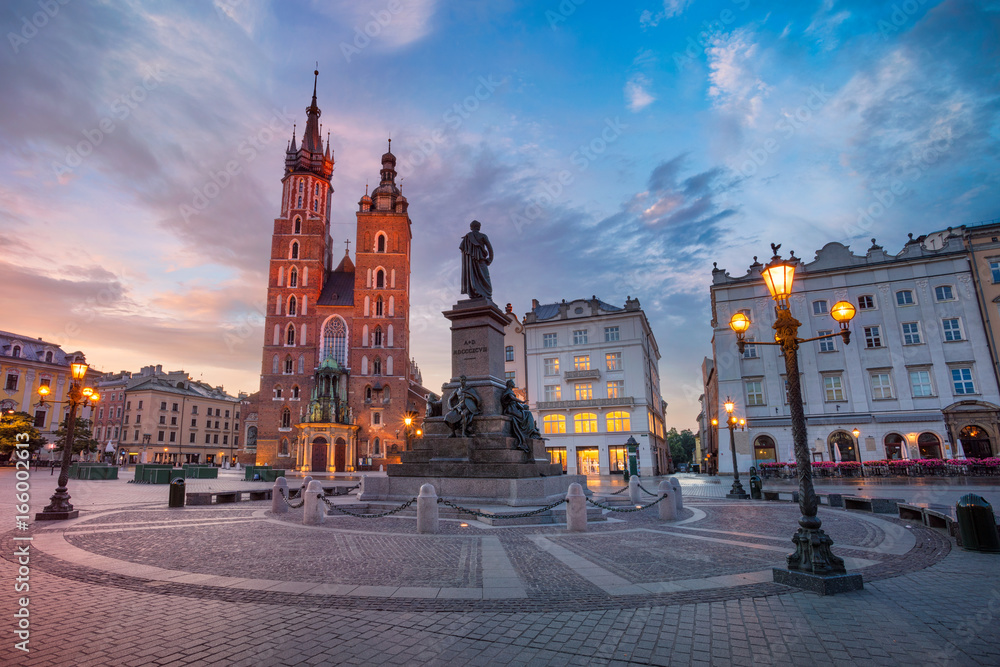 Fototapeta Kraków. Wizerunek Targowy kwadrat Krakow, Polska podczas wschodu słońca.