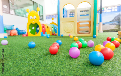 Foto colorful plastic ball on green turf at school playground