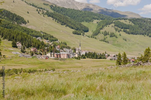 Zuoz, Dorf, Bergdorf, Engadin, Oberengadin, Alpen, Schweizer Berge, Wanderweg, via Engiadina, Bergbauer, Inn, Inntal, Sommer, Schweiz photo