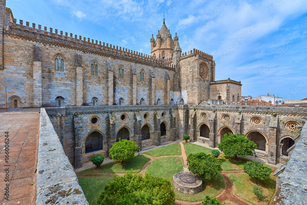Vista del Claustro Gótico de la Catedral de Évora, Alentejo, Portugal
