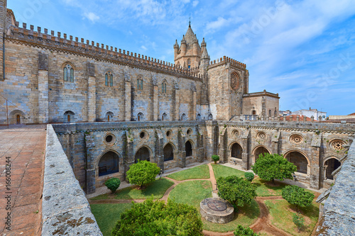 Quadro su tela Vista del Claustro Gótico de la Catedral de Évora, Alentejo, Portugal