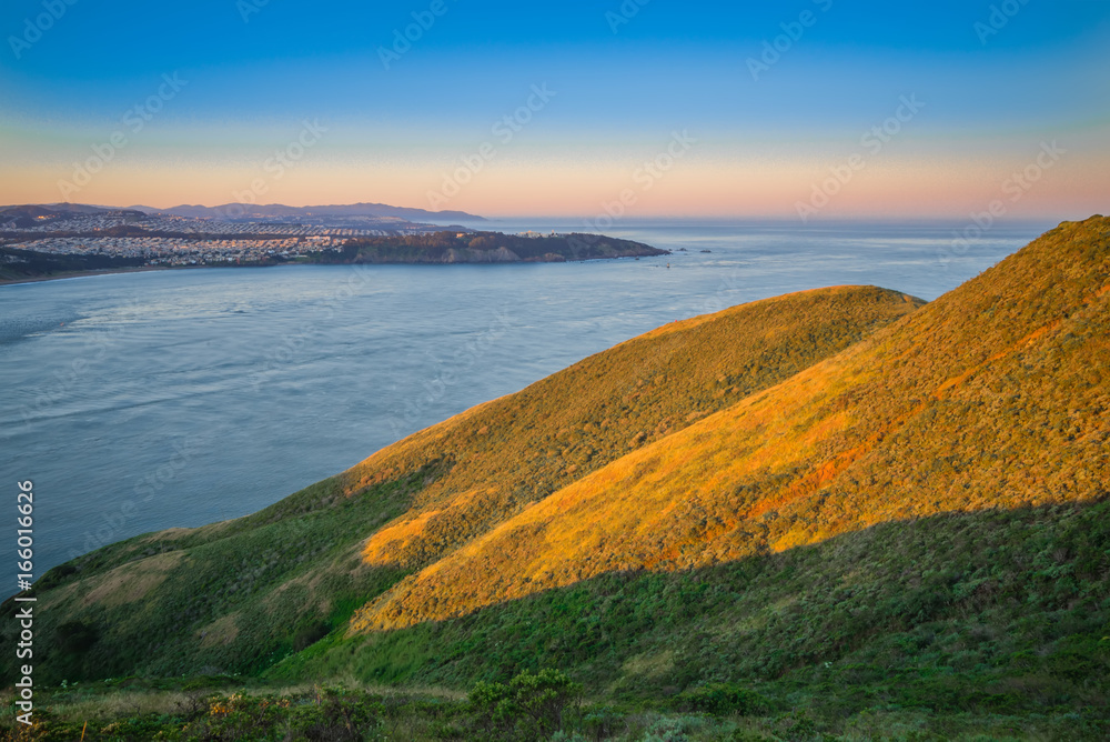 Fotografie pacific ocean cliffs near golden gate bridge