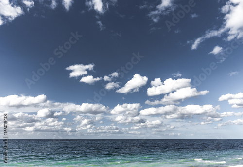 Weiße Wolken über dem Meer
