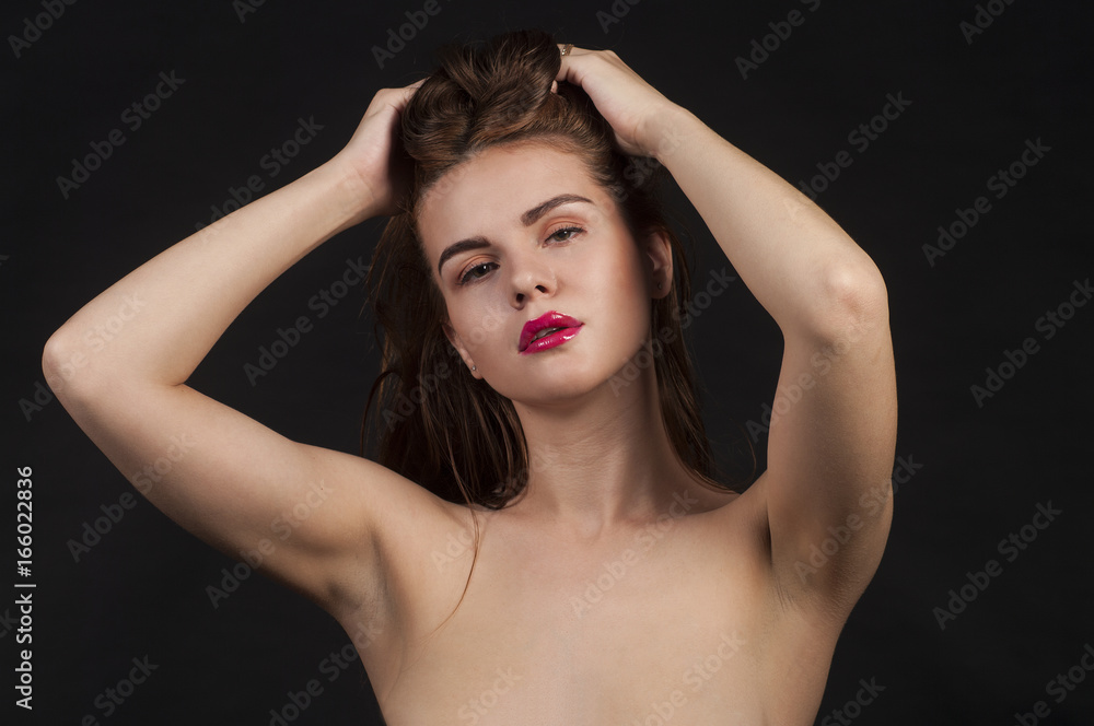 Naklejka premium Portret dziewczynki na ciemnym tle.
