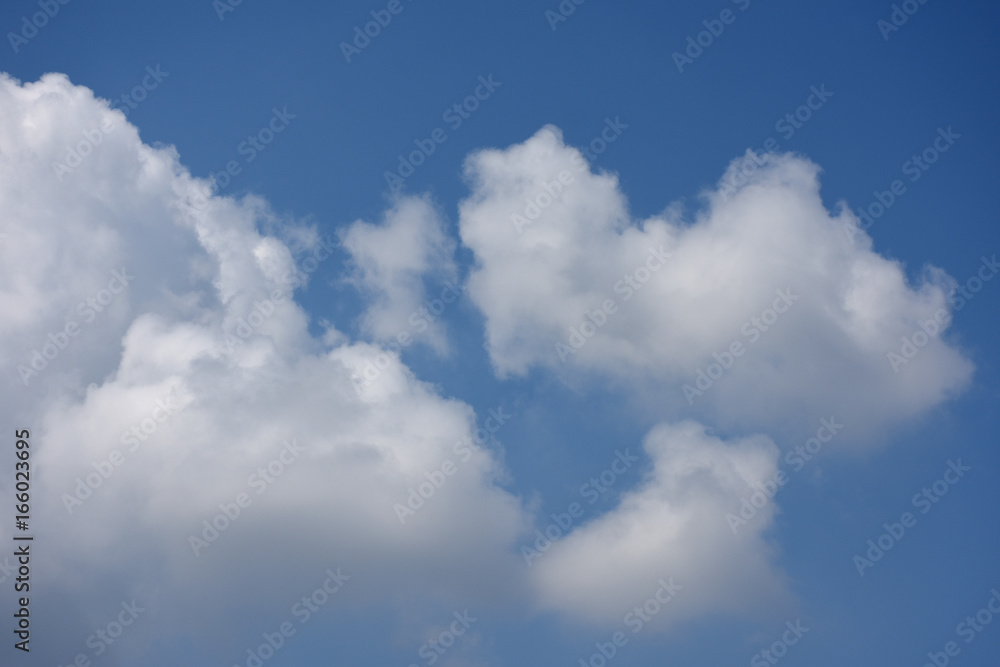 青空と雲「空想・雲のモンスターたち」家族、ファミリー、子育て、育児、幸福、戯れるなどのイメージ
