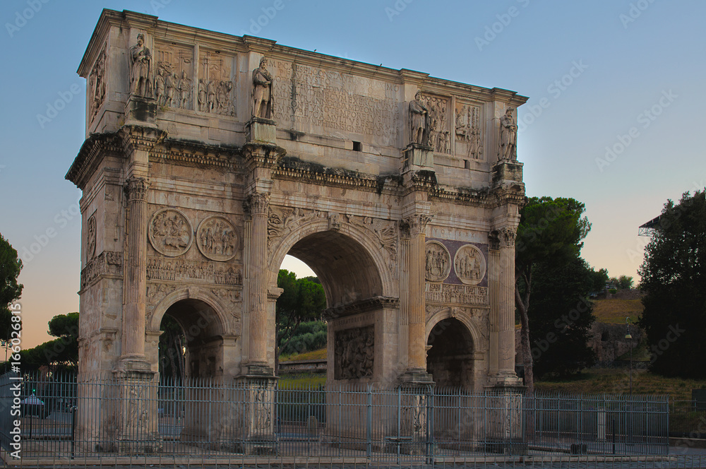 Vista dell' arco di Costantino, che è un arco trionfale a tre fornici (con un passaggio centrale affiancato da due passaggi laterali più piccoli), situato a Roma, a breve distanza dal Colosseo.