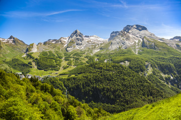 Fotobehang Wintersport Skiresort Gourette in Franse Pyreneeën  © hansgeel