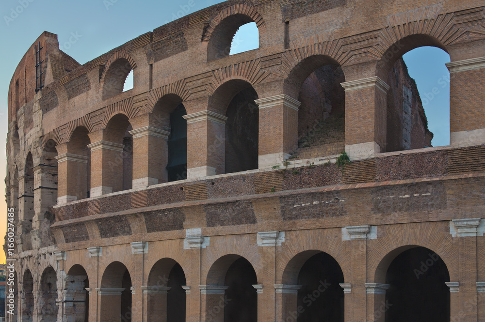 Dettaglio del Colosseo, originariamente conosciuto come Amphitheatrum Flavium. L'edificio poggia su una piattaforma in travertino. Le fondazioni sono costituite da una grande platea in tufo.