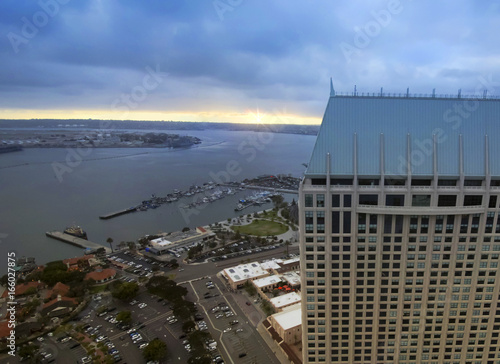 Valokuva A Sunset View from the Top of the Hyatt, San Diego