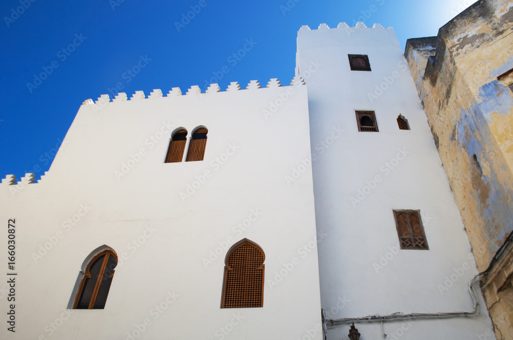 Marocco: i vicoli stretti di Tangeri, la città della costa del Maghreb famosa per il suo mix di culture, per secoli porta d'accesso dell'Europa all'Africa