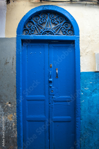 Marocco: una porta nei vicoli di Tangeri, la città della costa del Maghreb famosa per il suo mix di culture, per secoli porta d'accesso dell'Europa all’Africa © Naeblys