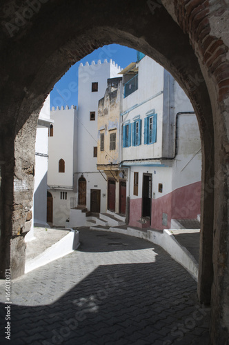 Marocco  i vicoli stretti di Tangeri  la citt   della costa del Maghreb famosa per il suo mix di culture  per secoli porta d accesso dell Europa all Africa
