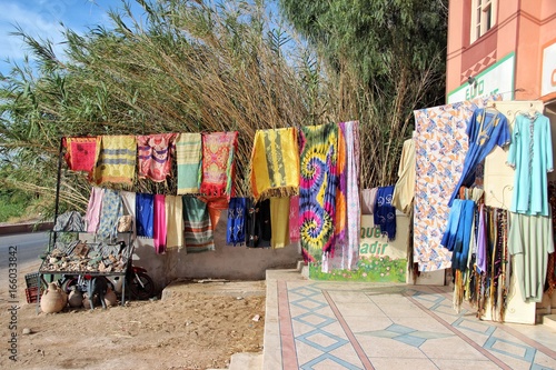 Traditional scarves near Sahara © lm