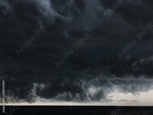 темные тучи на небе перед ураганом